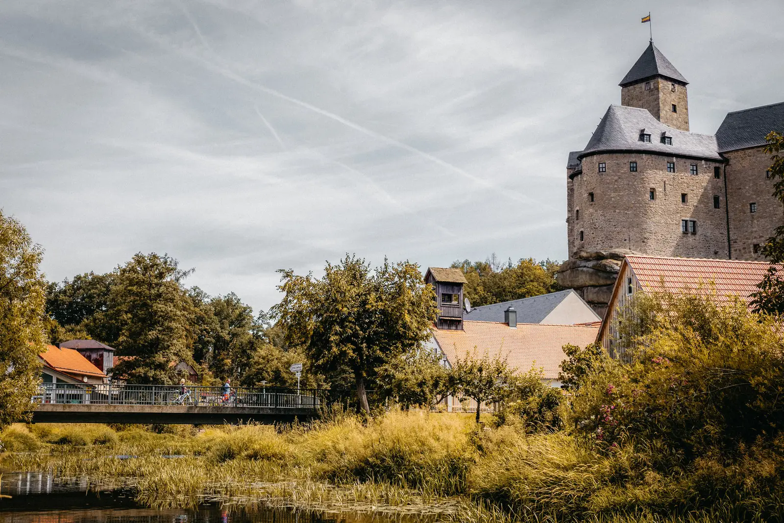 Burg Falkenberg über dem Dorfweiher