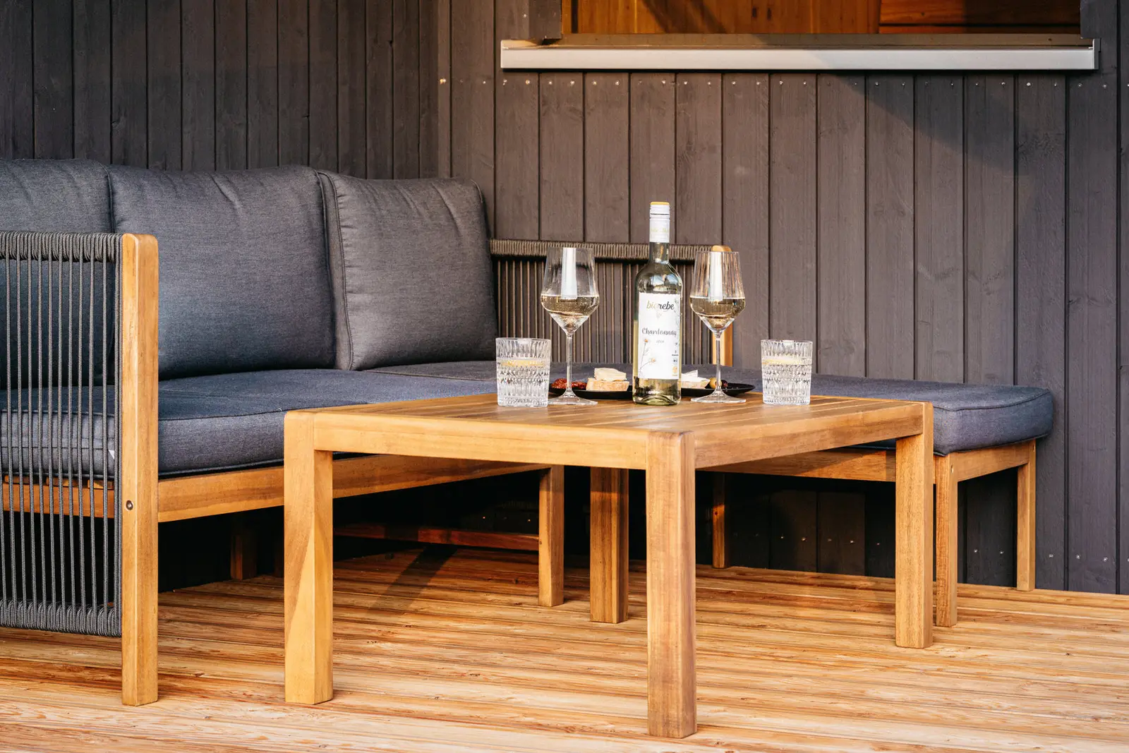 Holzterrasse mit Gartenlounge