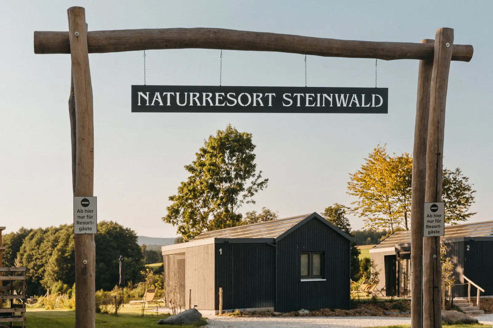 Holztor mit Schild NaturResort Steinwald am Eingang