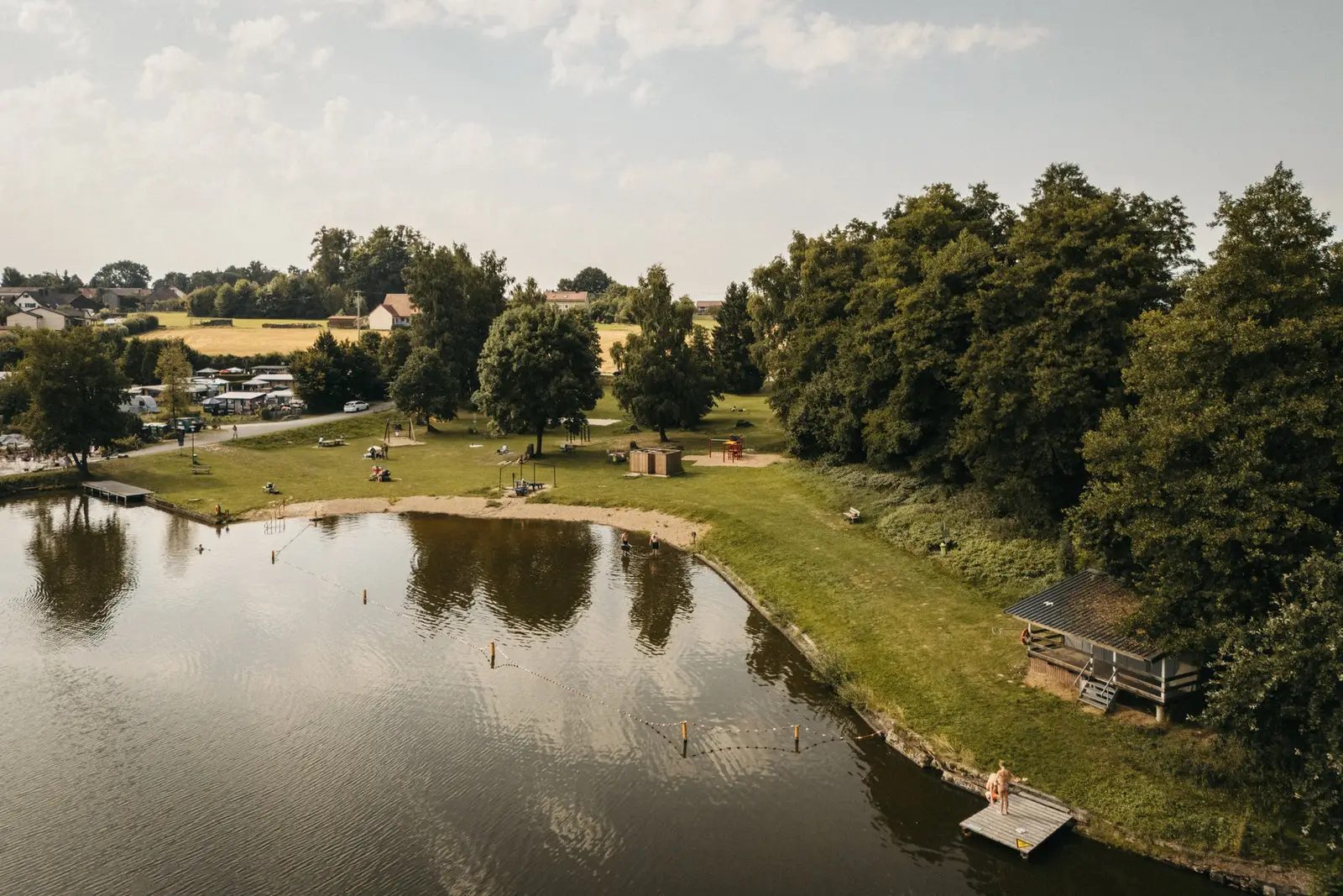 Liegewiese und Badestrand am Erlenweiher von oben