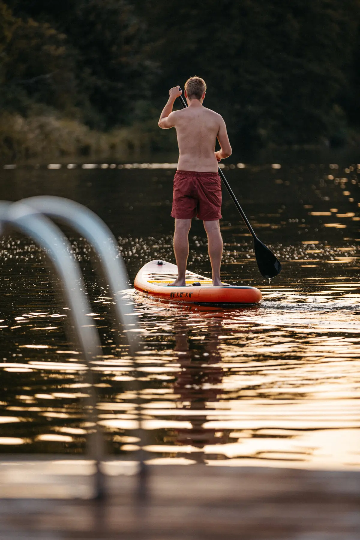 Gast auf dem SUP-Board am eigenen Steg