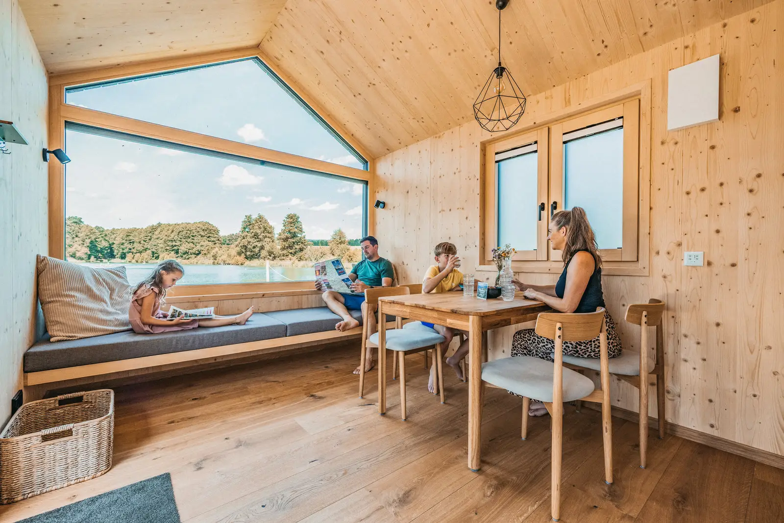 Familie im Wohnbereich der Cabin mit Seeblick