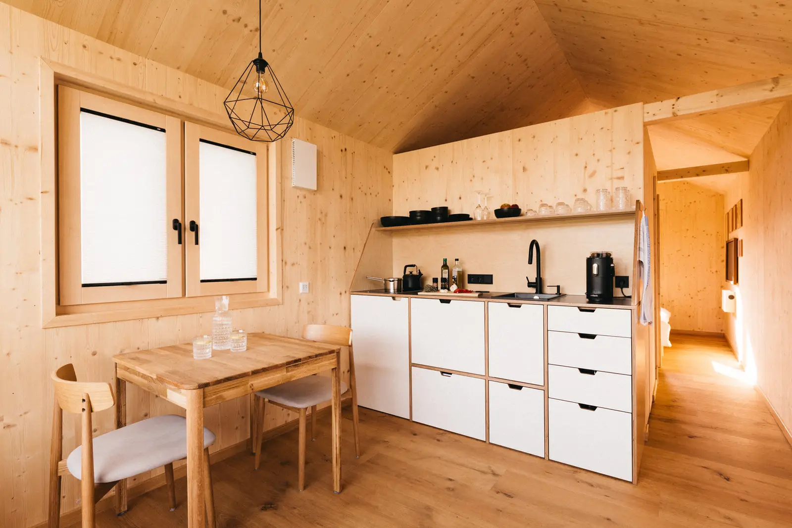 Handgefertigte Holzküche in der Cabin