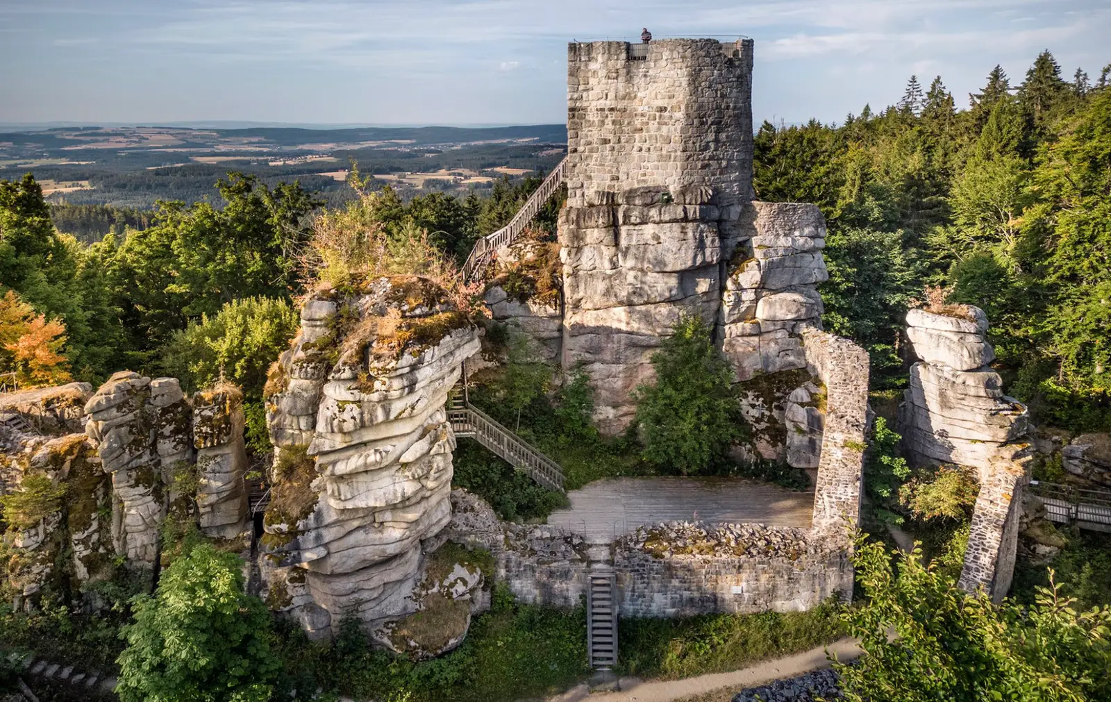 Burgruine Weißenstein auf Granitfelsen von oben