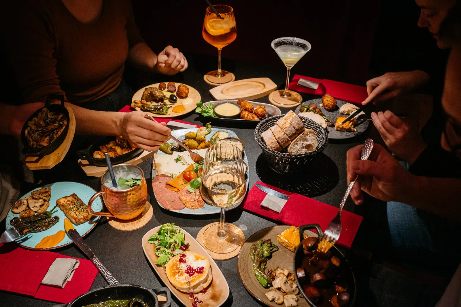 Tapas mit Getränken auf dem Tisch im ZWOA TAPAS