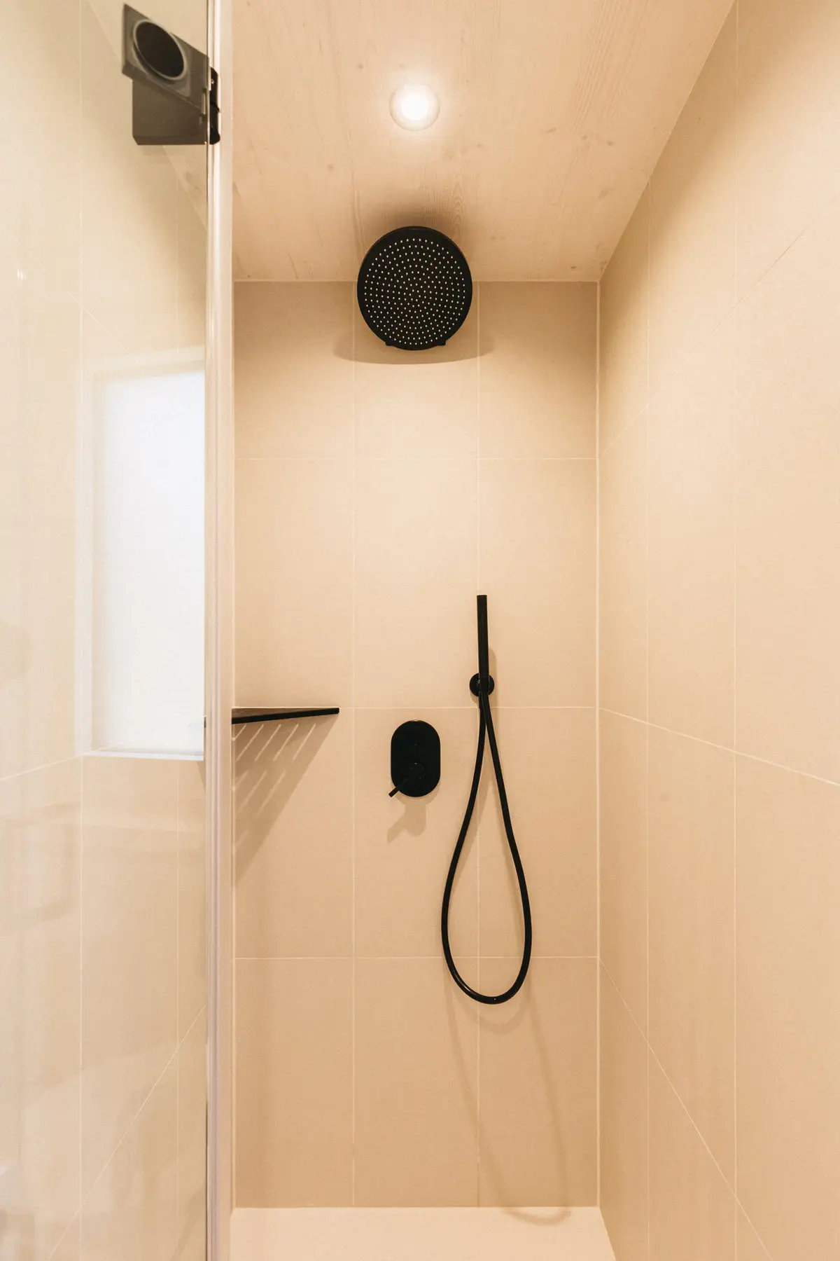 Regendusche im Bad der Cabin