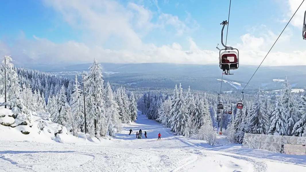 Sessellift im verschneiten Fichtelgebirge