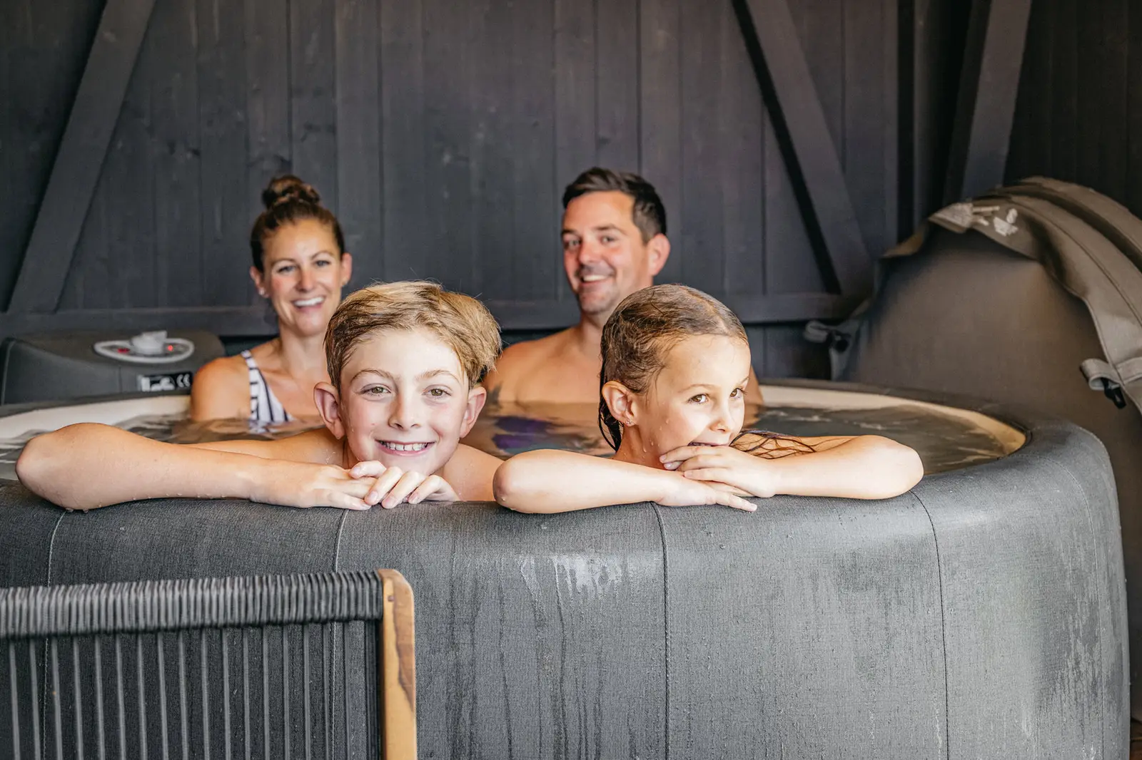 Familie im Whirlpool