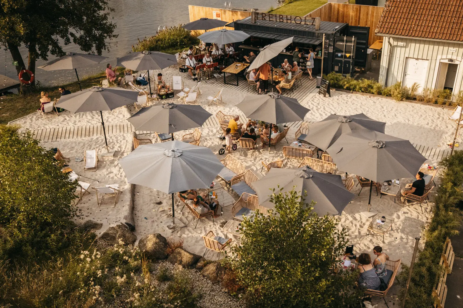 Strandcafé Treibholz mit Sonnenschirmen am Sand