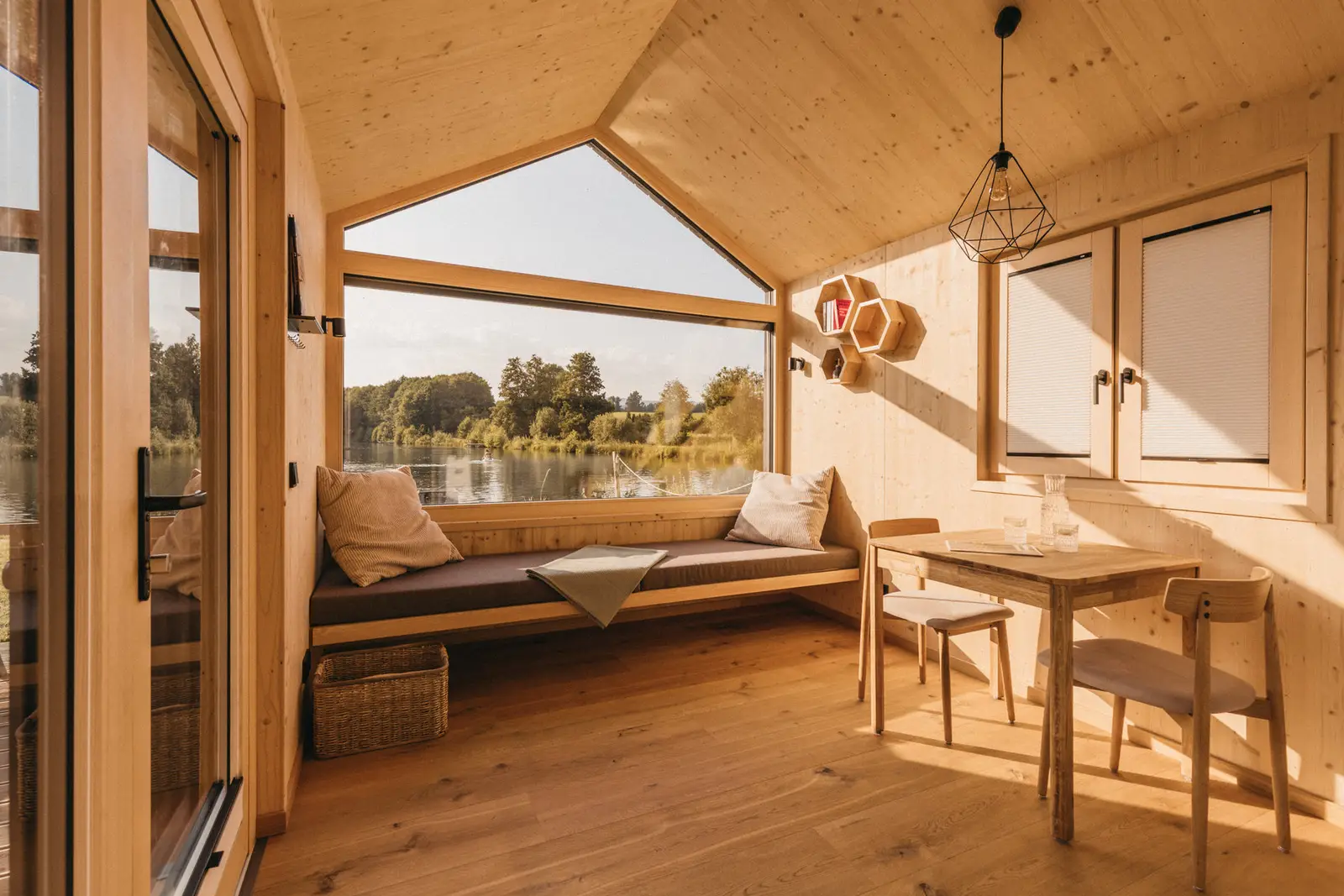 Blick aus der Cabin durch die Panoramascheibe auf den See